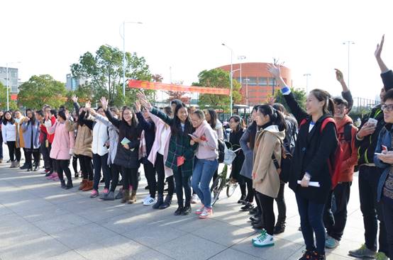 说明: E:\鉴黄师
重要获奖\照片素材\朱丹——教育部2022年度高校思想政治工作精品项目申报书\证明材料\15-10志愿服务活动现场:校园普法志愿服务活动现场.JPG