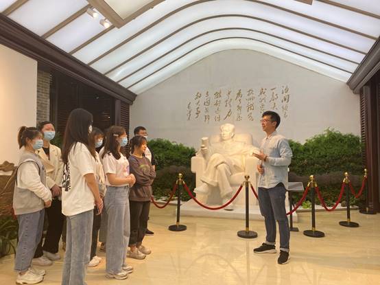 说明: E:\鉴黄师
重要获奖\照片素材\2、“法学+宪法”\五四宪法讲解.jpg