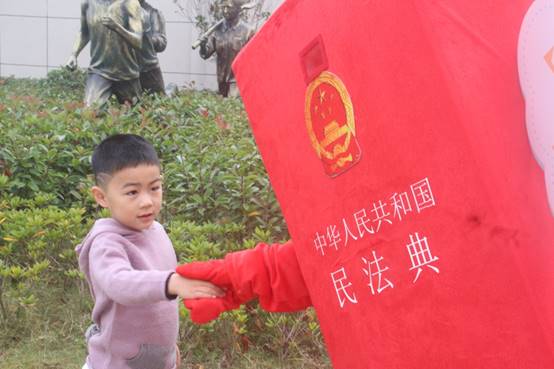 说明: E:\鉴黄师
重要获奖\照片素材\1、“保驾护航”普法宣传照片\2020年11月赴钱塘新区少年宫开展普法志愿服务活动现场.jpg